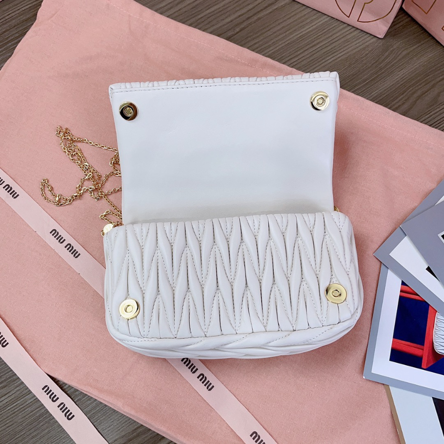 미우미우 마테라쎄 나파 레더 미니백 5BP086 189.54cm 화이트5.jpg