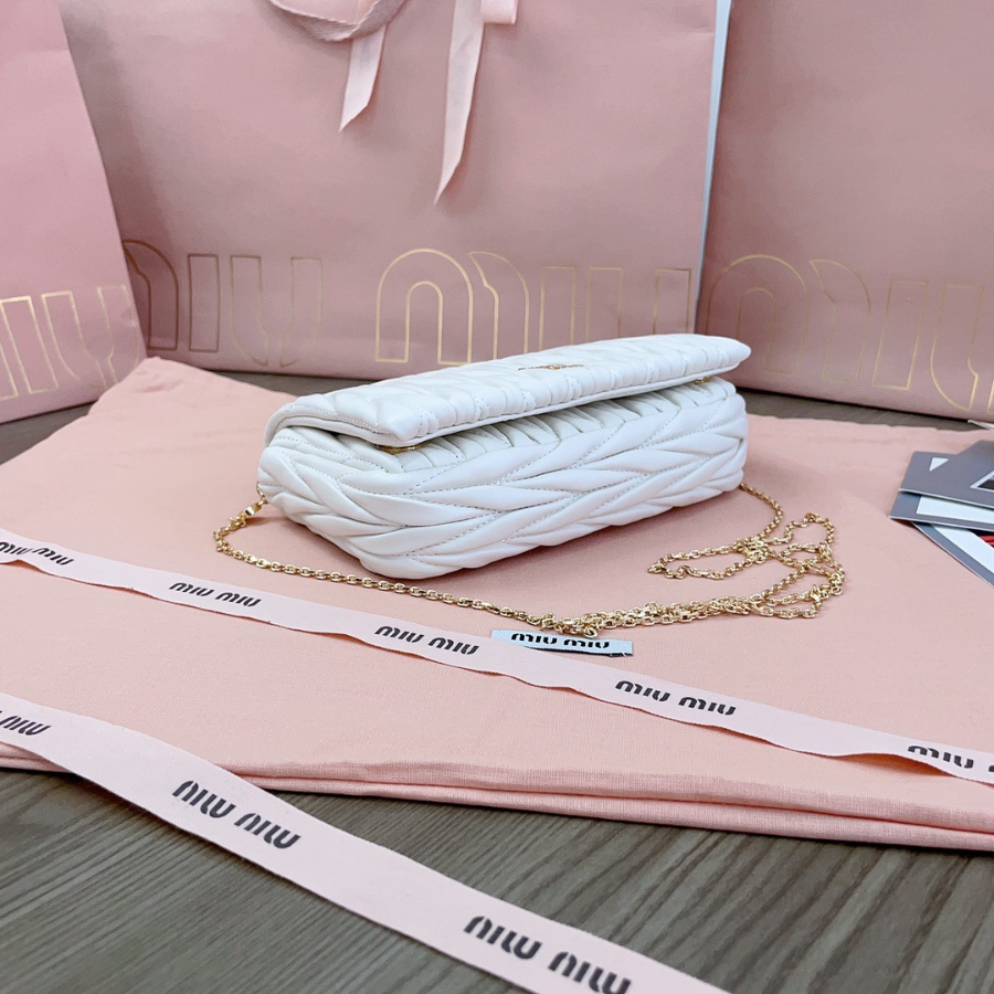 미우미우 마테라쎄 나파 레더 미니백 5BP086 189.54cm 화이트3.jpg