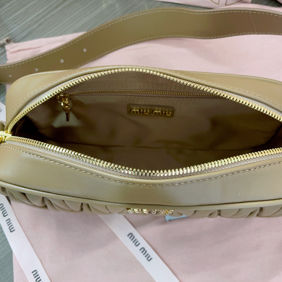 미우미우 마테라쎄 나파 레더 숄더백 5BC158 2411.57cm 커피5.jpg