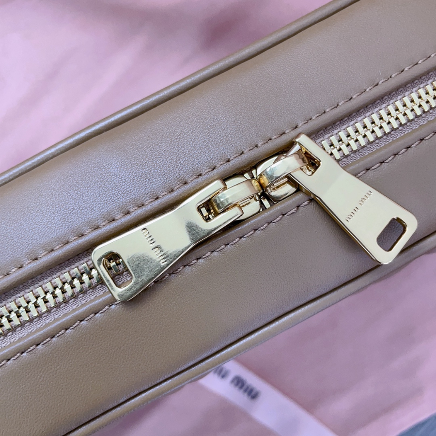 미우미우 마테라쎄 나파 레더 숄더백 5BC158 2411.57cm 커피7.jpg