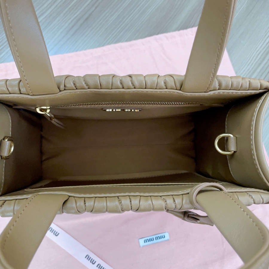 미우미우 마테라쎄 나파 레더 핸드백 5BG263 2420.58cm 라이트 커피6.jpg