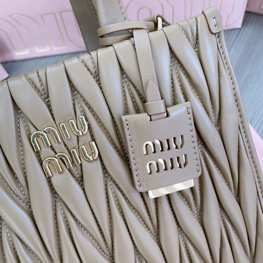 미우미우 마테라쎄 나파 레더 핸드백 5BG263 2420.58cm 라이트 커피8.jpg