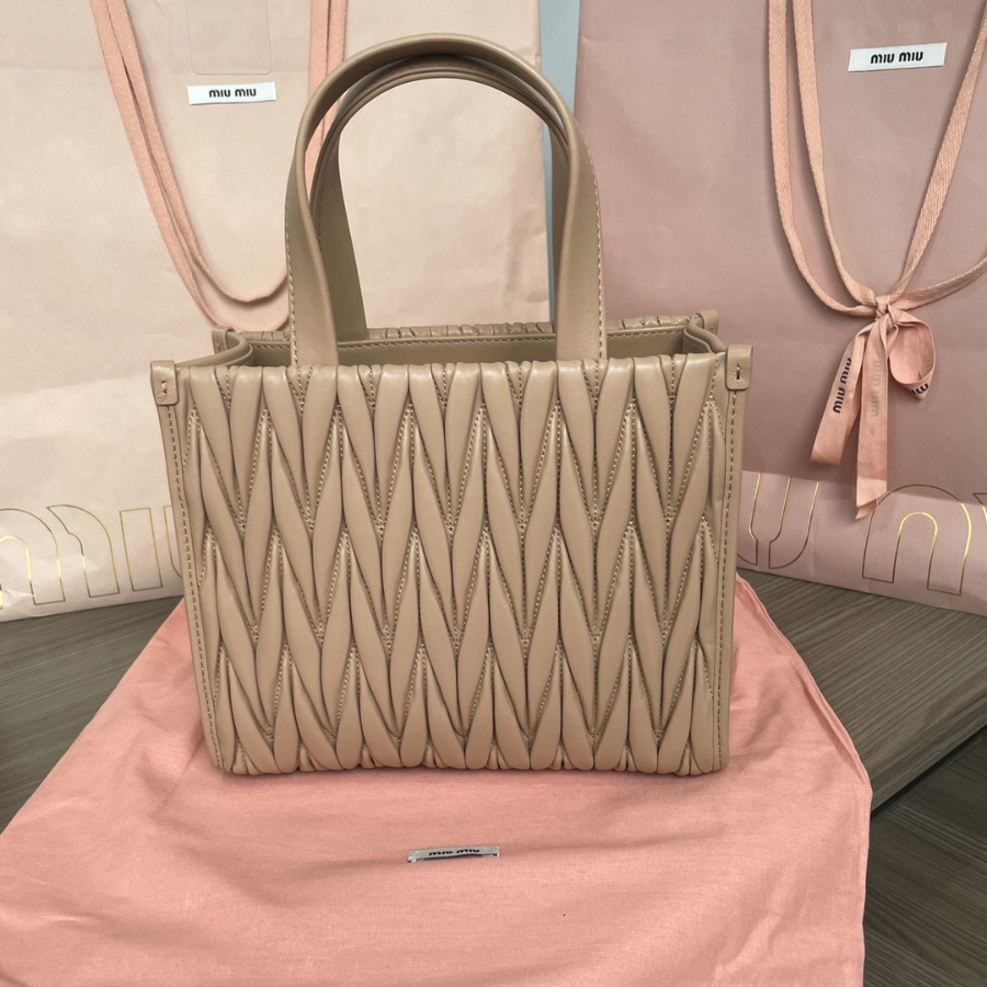 미우미우 마테라쎄 나파 레더 핸드백 5BG263 2420.58cm 밀크티3.jpg