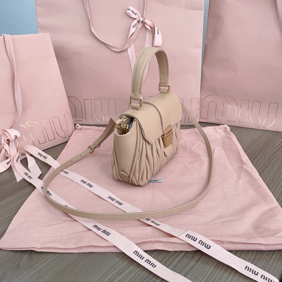 미우미우 마테라쎄 나파 레더 핸드백 1712.57cm 5BP0 밀크티3.jpg