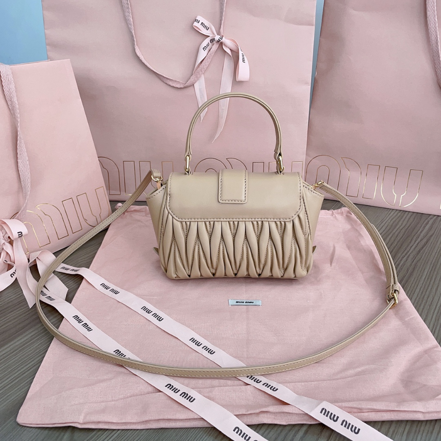 미우미우 마테라쎄 나파 레더 핸드백 1712.57cm 5BP0 밀크티2.jpg