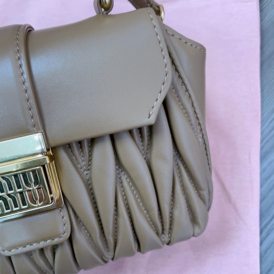 미우미우 마테라쎄 나파 레더 핸드백 1712.57cm 5BP0 커피8.jpg