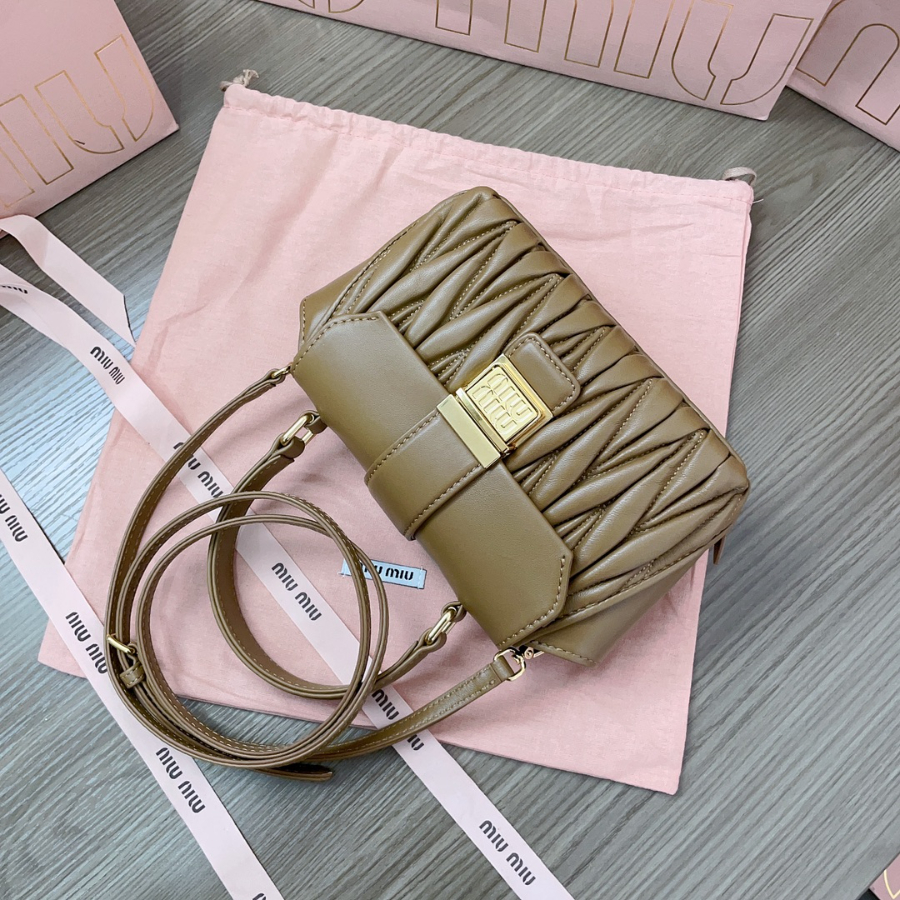 미우미우 마테라쎄 나파 레더 핸드백 1712.57cm 5BP0 커피4.jpg