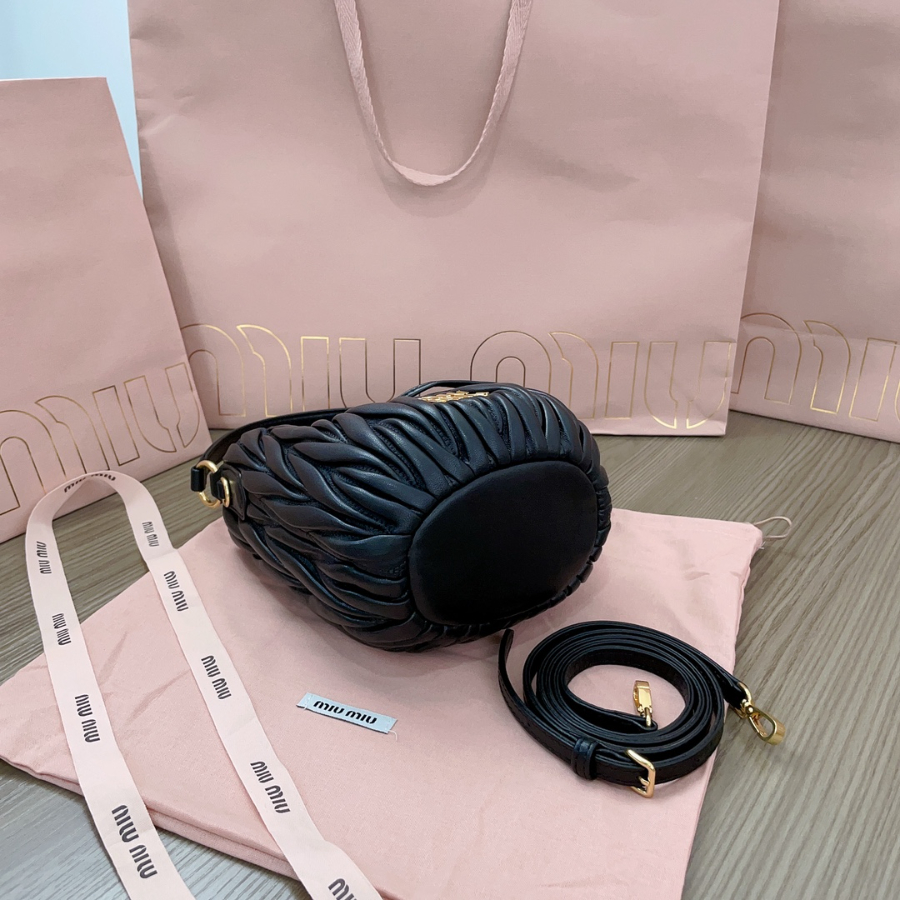 미우미우 마테라쎄 나파 버킷백 5BE085 블랙 171510cm7.jpg