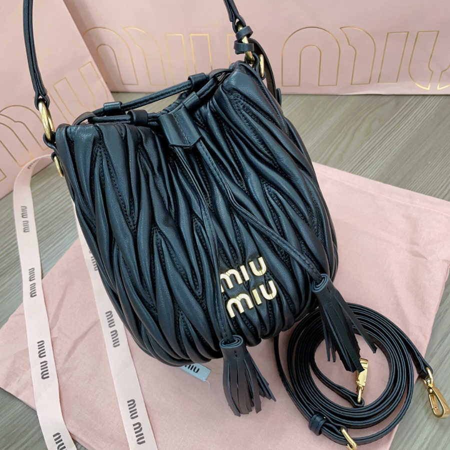 미우미우 마테라쎄 나파 버킷백 5BE085 블랙 171510cm6.jpg