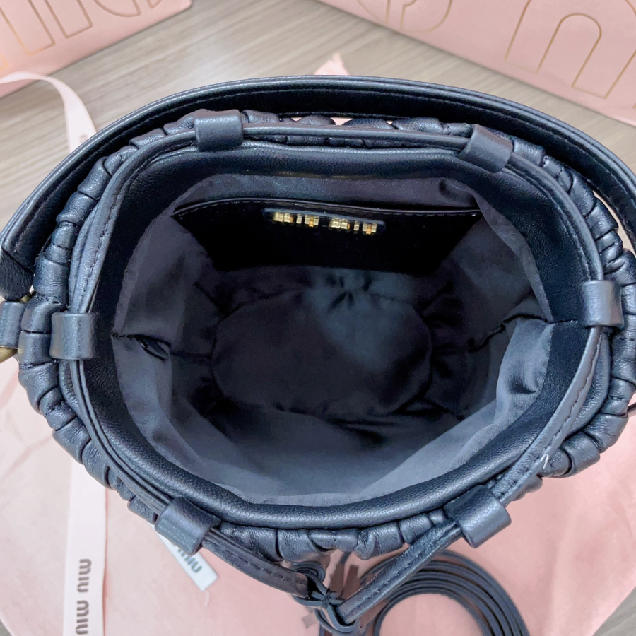 미우미우 마테라쎄 나파 버킷백 5BE085 블랙 171510cm9.jpg