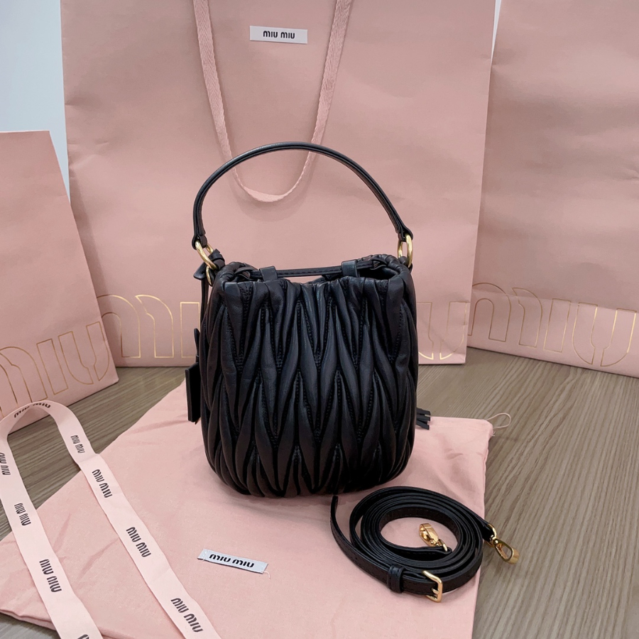 미우미우 마테라쎄 나파 버킷백 5BE085 블랙 171510cm2.jpg