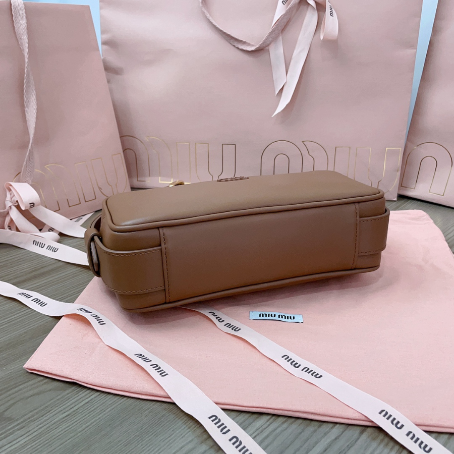 미우미우 엠보스 로고 크로스바디백 5BC158 2411.57cm 꼬냑4.jpg