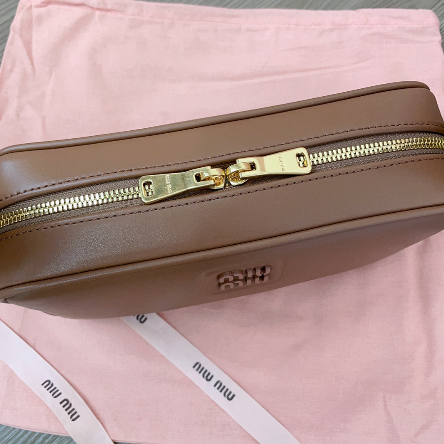 미우미우 엠보스 로고 크로스바디백 5BC158 2411.57cm 꼬냑5.jpg