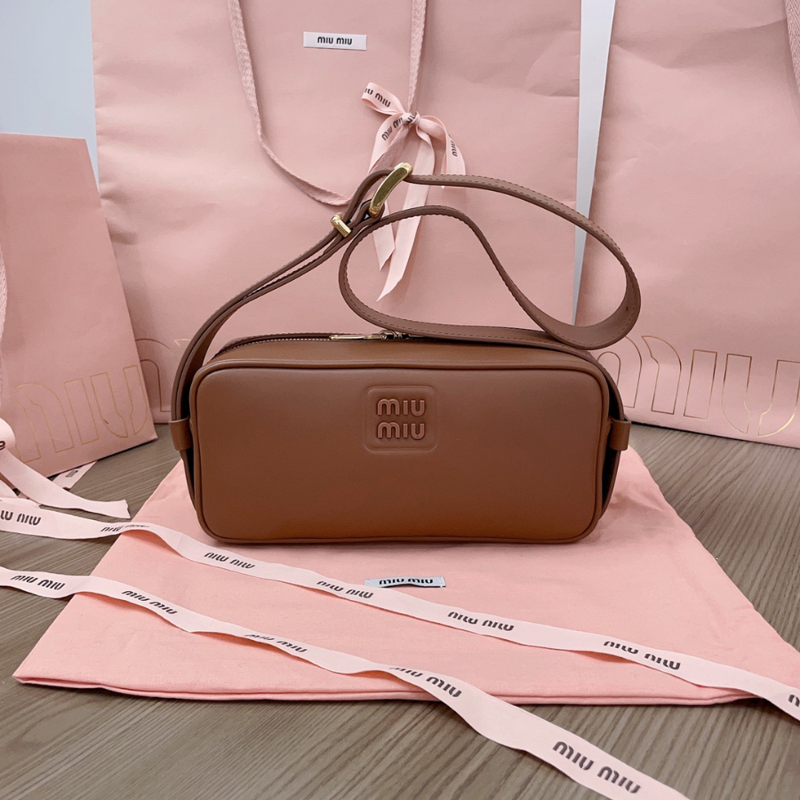 미우미우 엠보스 로고 크로스바디백 5BC158 2411.57cm 꼬냑1.jpg