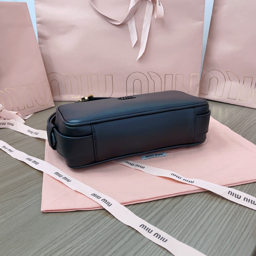 미우미우 엠보스 로고 크로스바디백 5BC158 2411.57cm 블랙4.jpg