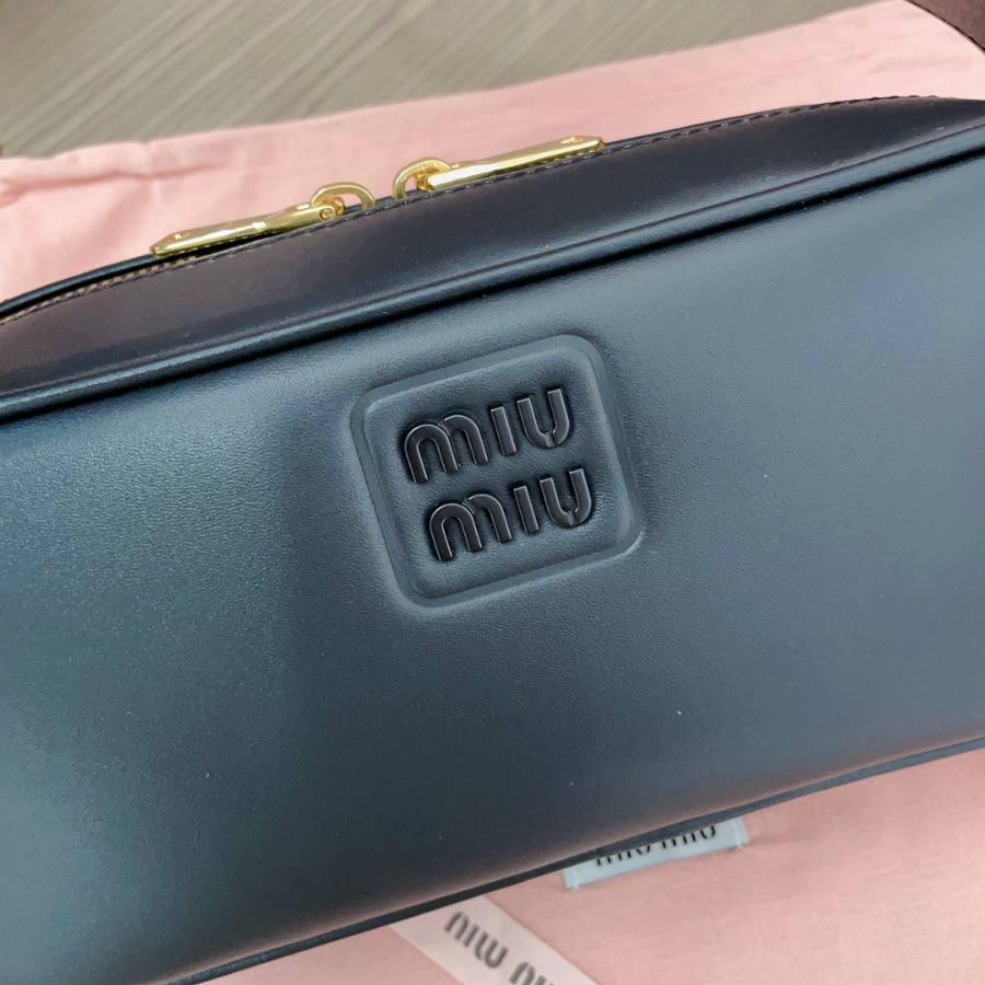 미우미우 엠보스 로고 크로스바디백 5BC158 2411.57cm 블랙6.jpg