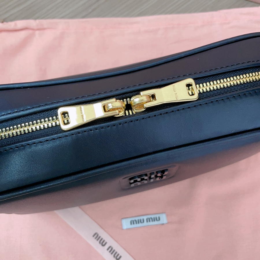 미우미우 엠보스 로고 크로스바디백 5BC158 2411.57cm 블랙7.jpg