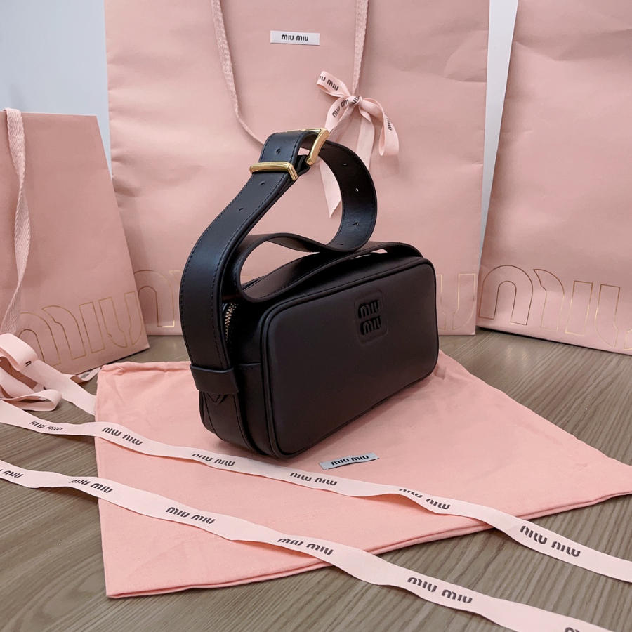 미우미우 엠보스 로고 크로스바디백 5BC158 2411.57cm 블랙3.jpg
