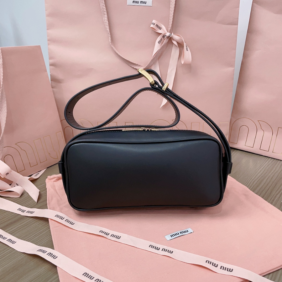 미우미우 엠보스 로고 크로스바디백 5BC158 2411.57cm 블랙2.jpg