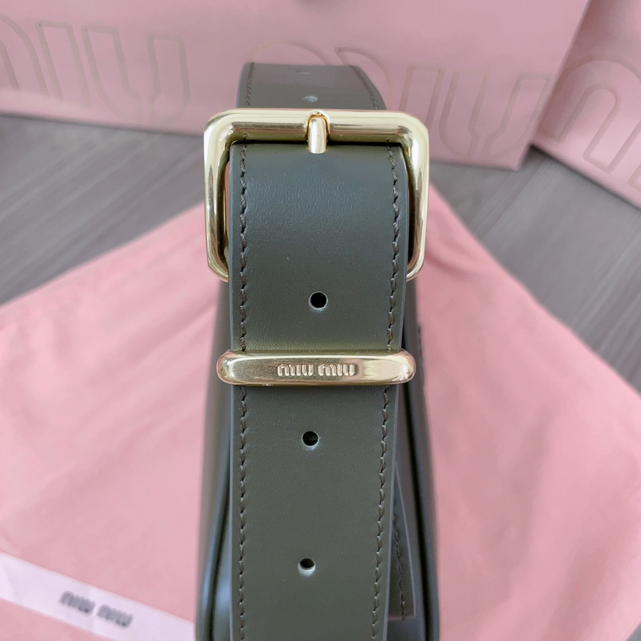 미우미우 엠보스 로고 크로스바디백 5BC158 2411.57cm 올리브8.jpg