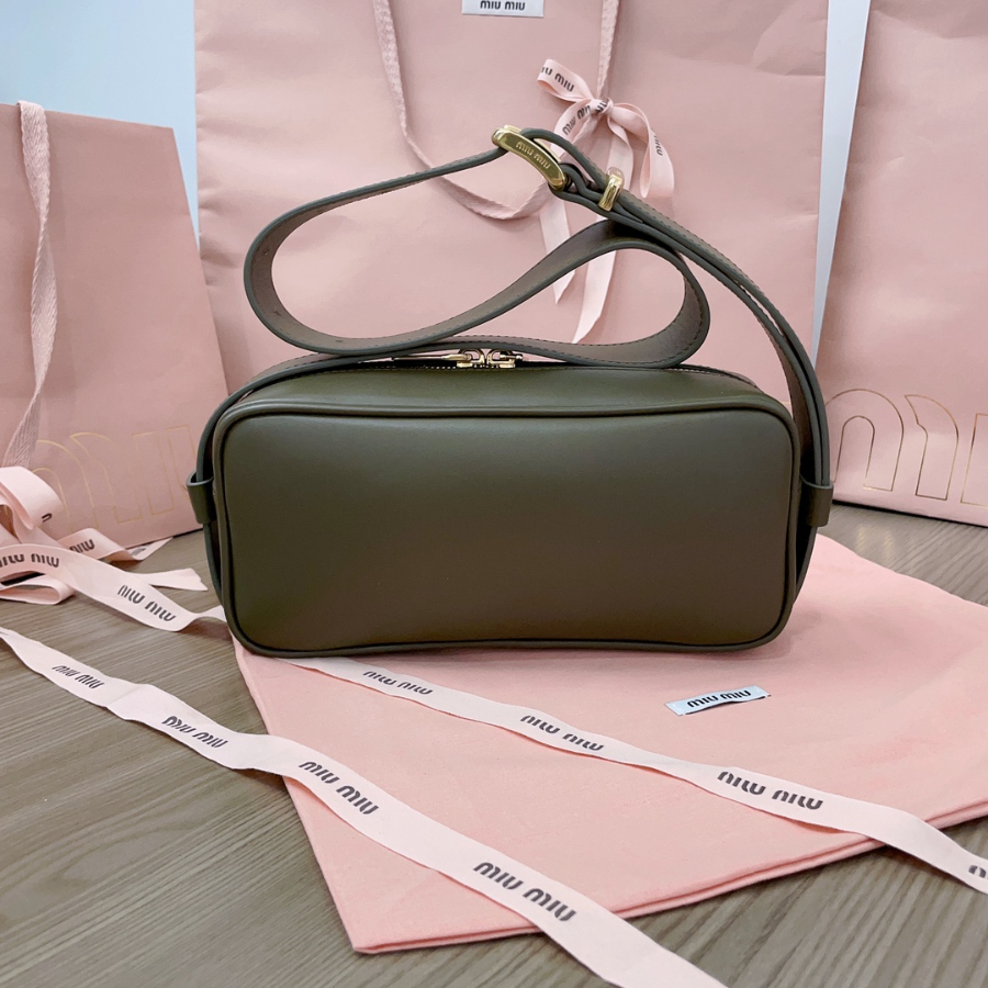 미우미우 엠보스 로고 크로스바디백 5BC158 2411.57cm 올리브2.jpg