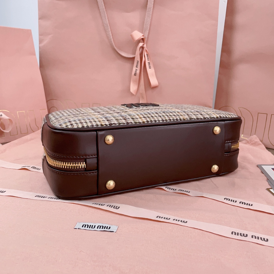 미우미우 캔버스 앤 레더 보 백 하운드투스 초콜릿 28129cm 5BB1474.jpg