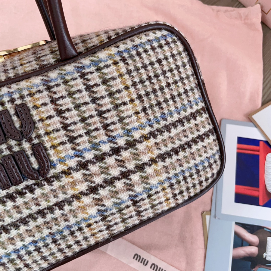 미우미우 캔버스 앤 레더 보 백 하운드투스 초콜릿 28129cm 5BB1478.jpg
