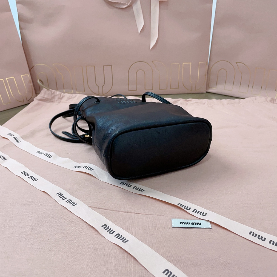 미우미우 나파 가죽 미니 백 5NF460 17146cm 블랙6.jpg