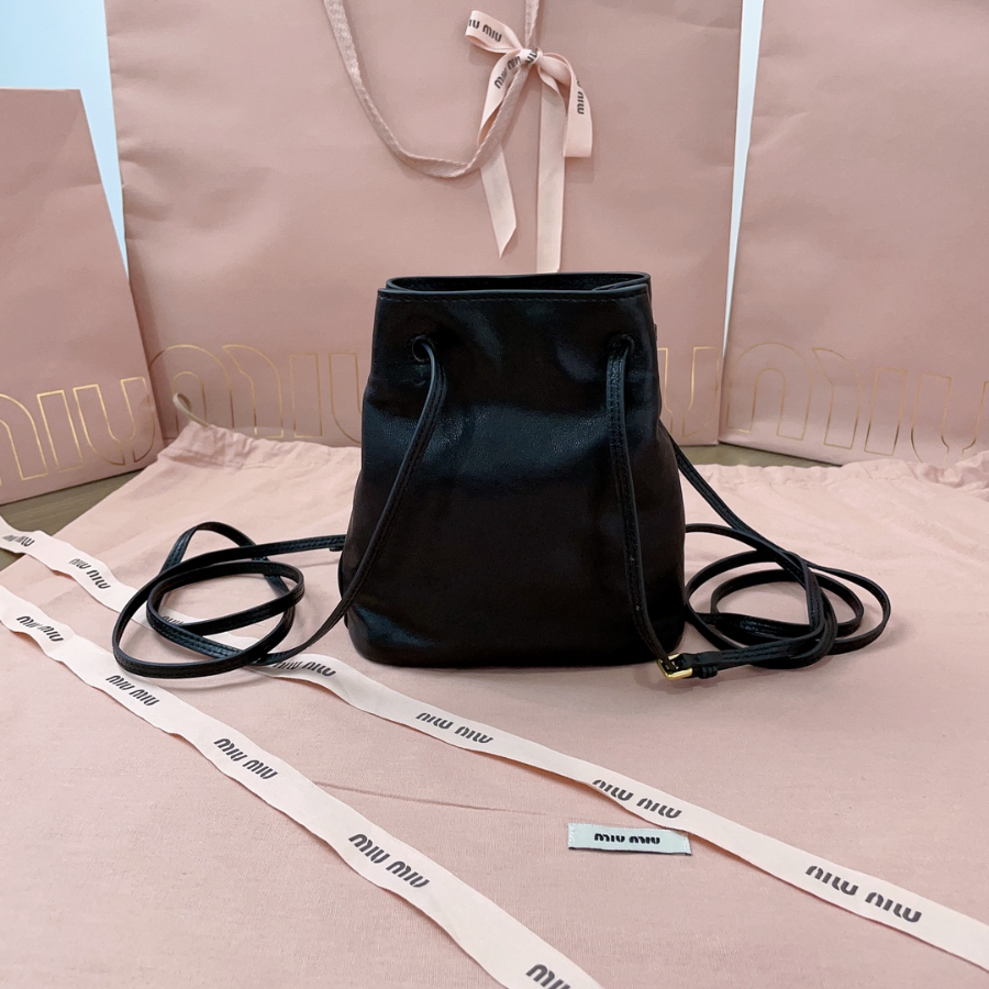 미우미우 나파 가죽 미니 백 5NF460 17146cm 블랙2.jpg