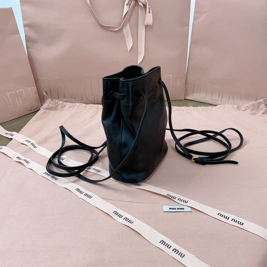 미우미우 나파 가죽 미니 백 5NF460 17146cm 블랙4.jpg