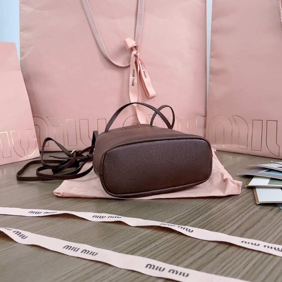 미우미우 나파 가죽 미니 백 5NF460 17146cm 초콜릿6.jpg