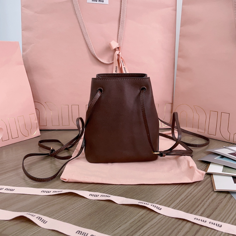 미우미우 나파 가죽 미니 백 5NF460 17146cm 초콜릿2.jpg