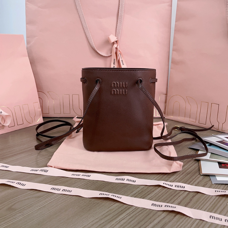 미우미우 나파 가죽 미니 백 5NF460 17146cm 초콜릿3.jpg