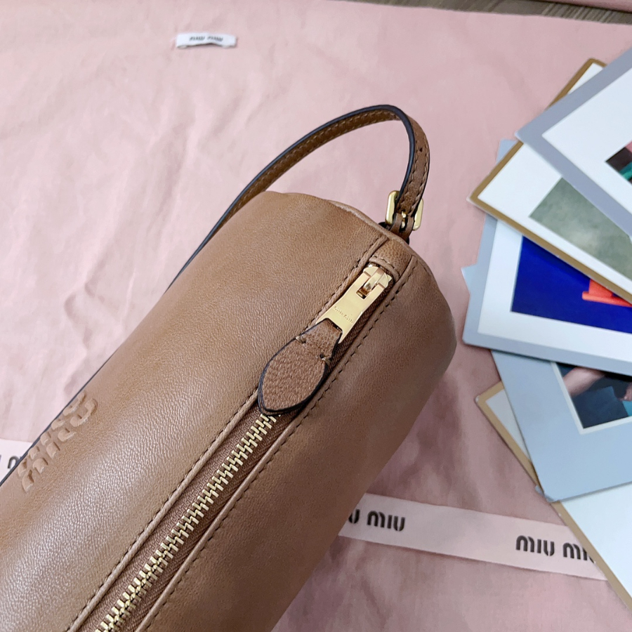 미우미우 나파 가죽 파우치 2299cm 5NE851 브라운9.jpg