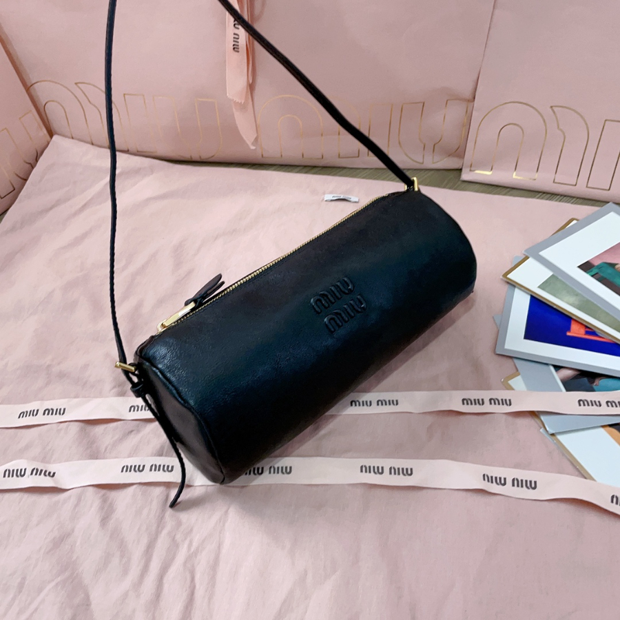 미우미우 나파 가죽 파우치 2299cm 5NE851 블랙7.jpg
