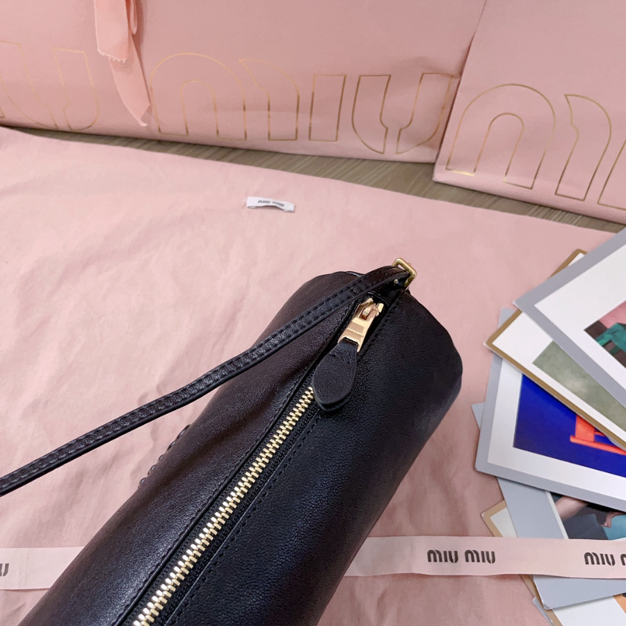 미우미우 나파 가죽 파우치 2299cm 5NE851 블랙8.jpg