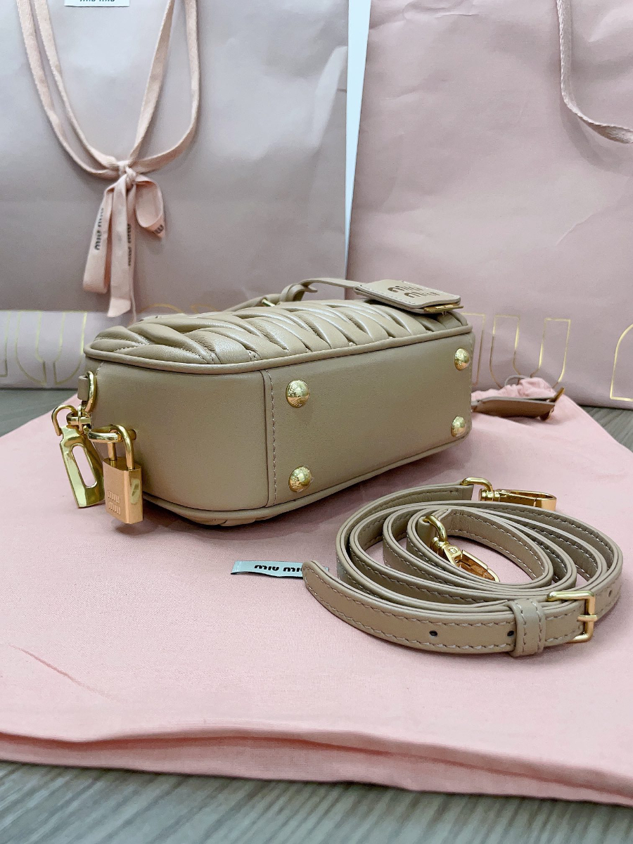 미우미우 미우미우 마테라쎄 나파 가죽 가방 5BB123 19136cm 라이트 커피4.jpg