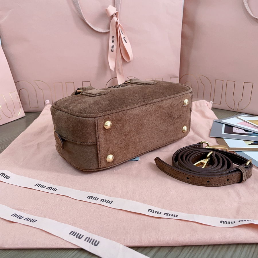 미우미우 아르카디 스웨이드 탑 핸들 백 5BB142 2210.57.5cm 다크 브라운4.jpg