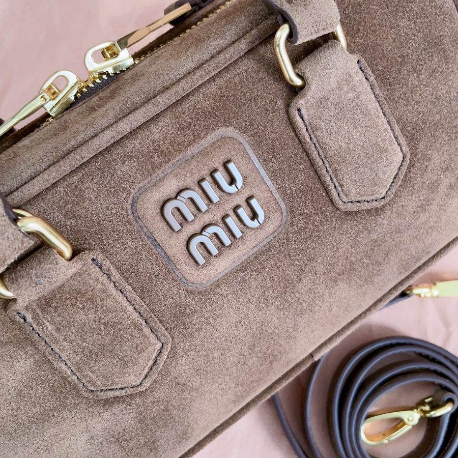미우미우 아르카디 스웨이드 탑 핸들 백 5BB142 2210.57.5cm 다크 브라운7.jpg