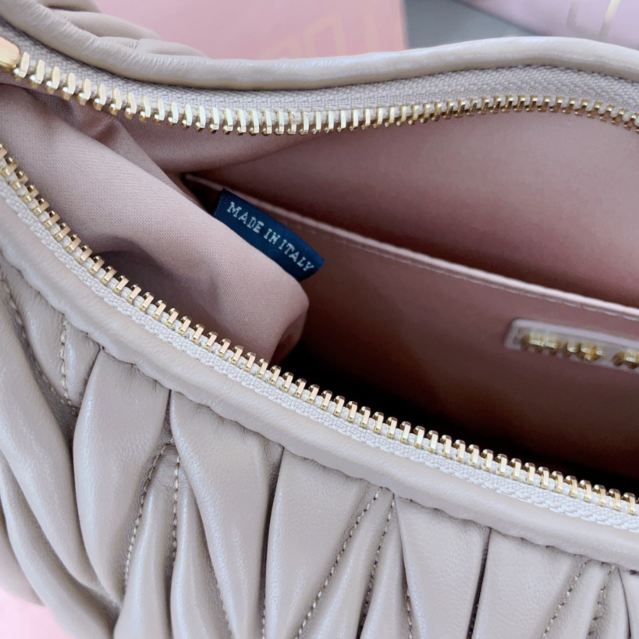 미우미우 완더 마테라쎼 나파 가죽 호보 백 5BC108 292410cm 다크 누드9.jpg