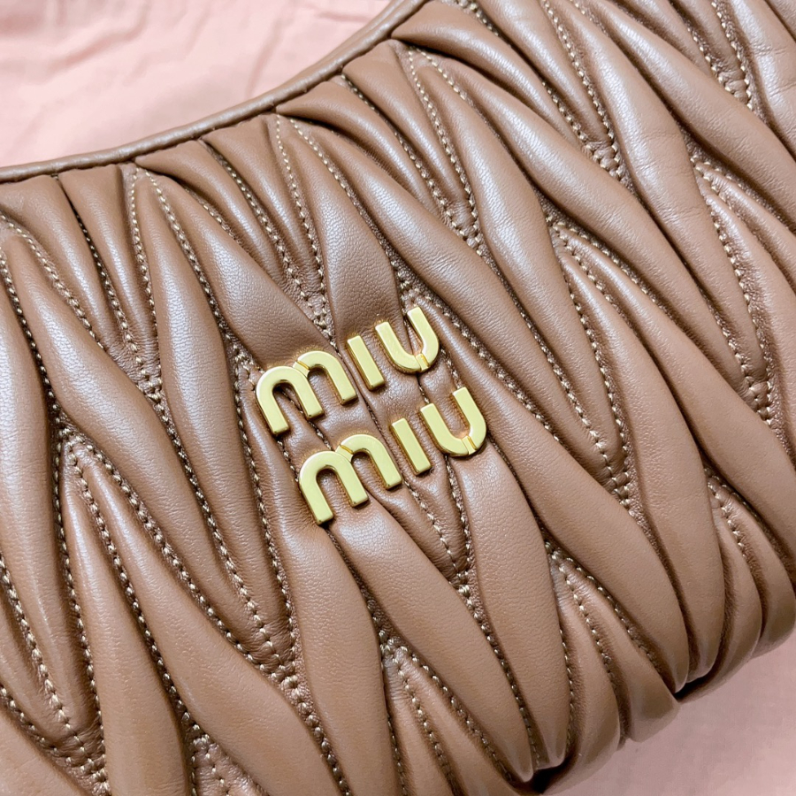 미우미우 완더 마테라쎼 나파 가죽 호보 백 5BC108 292410cm 브라운6.jpg