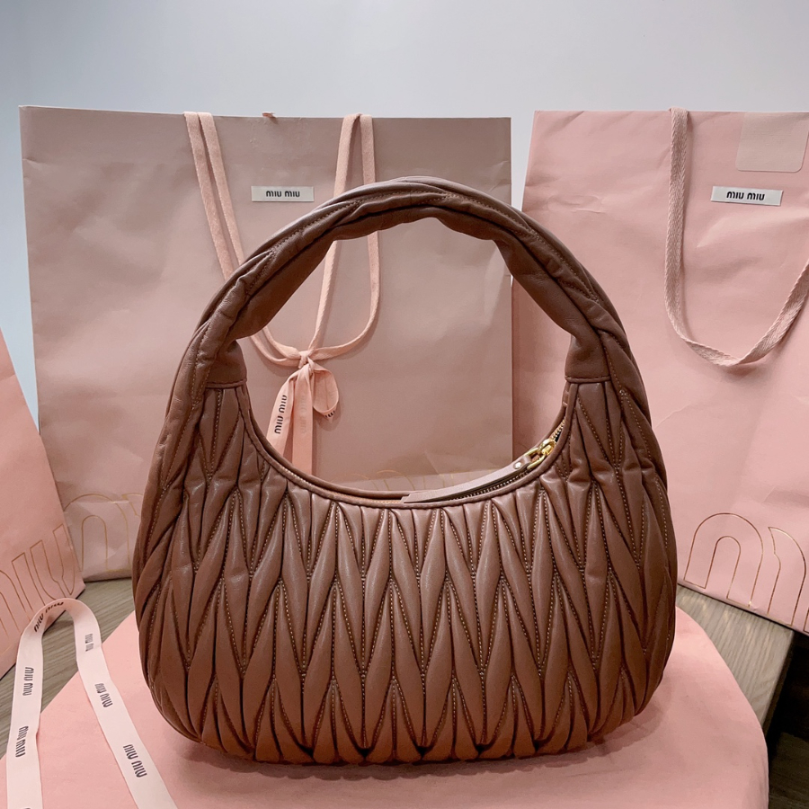 미우미우 완더 마테라쎼 나파 가죽 호보 백 5BC108 292410cm 브라운2.jpg
