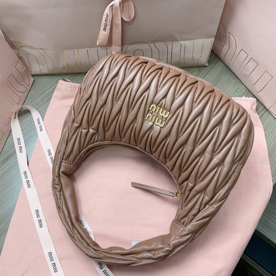 미우미우 완더 마테라쎼 나파 가죽 호보 백 5BC108 292410cm 브라운4.jpg