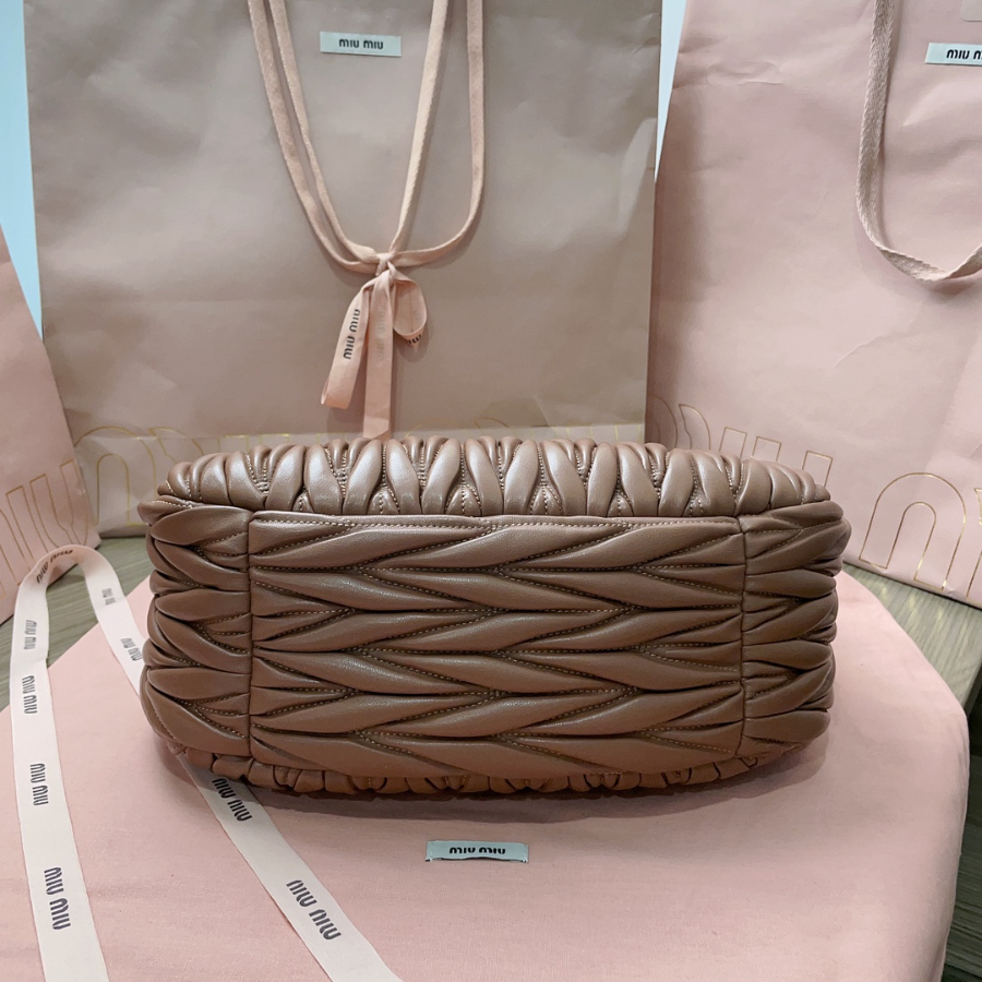 미우미우 완더 마테라쎼 나파 가죽 호보 백 5BC108 292410cm 브라운5.jpg