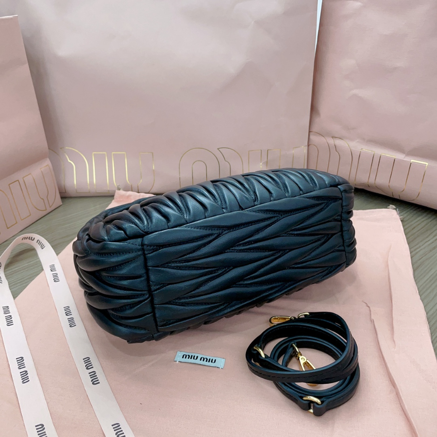 미우미우 완더 마테라쎼 나파 가죽 호보 백 5BC153 25187cm 블랙5.jpg