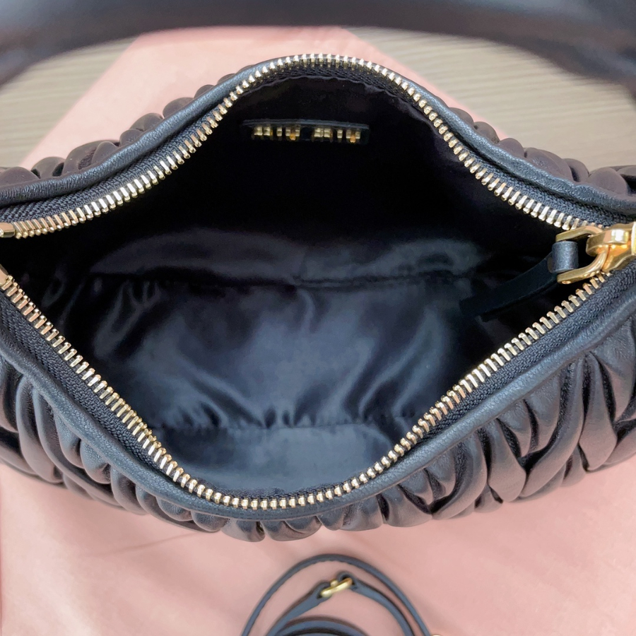 미우미우 완더 마테라쎼 나파 가죽 호보 백 5BC153 25187cm 블랙6.jpg