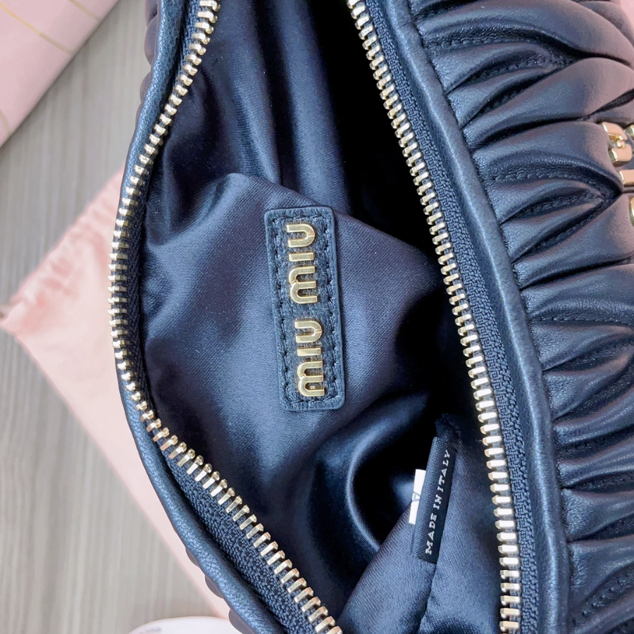 미우미우 완더 마테라쎼 나파 가죽 호보 백 5BC153 25187cm 블랙9.jpg