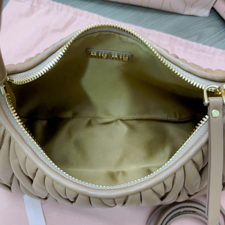 미우미우 완더 마테라쎼 나파 가죽 호보 백 5BC153 25187cm 커피8.jpg