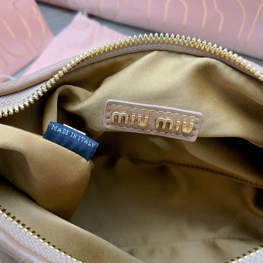 미우미우 완더 마테라쎼 나파 가죽 호보 백 5BC153 25187cm 커피9.jpg