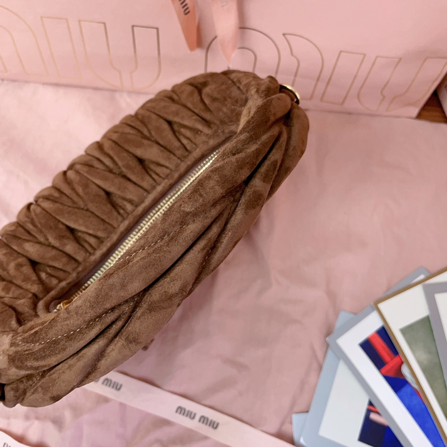 미우미우 완더 마틀라쎄 스웨이드 백 다크 브라운 5BC125 23137cm8.jpg